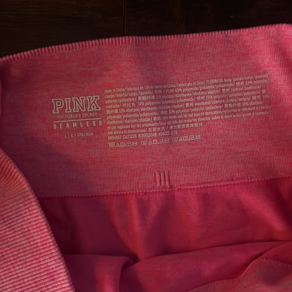 NWOT Victoria’s Secret Pink Seamless Shorts Size Large (First photo is the back) - Picture 3 of 3
